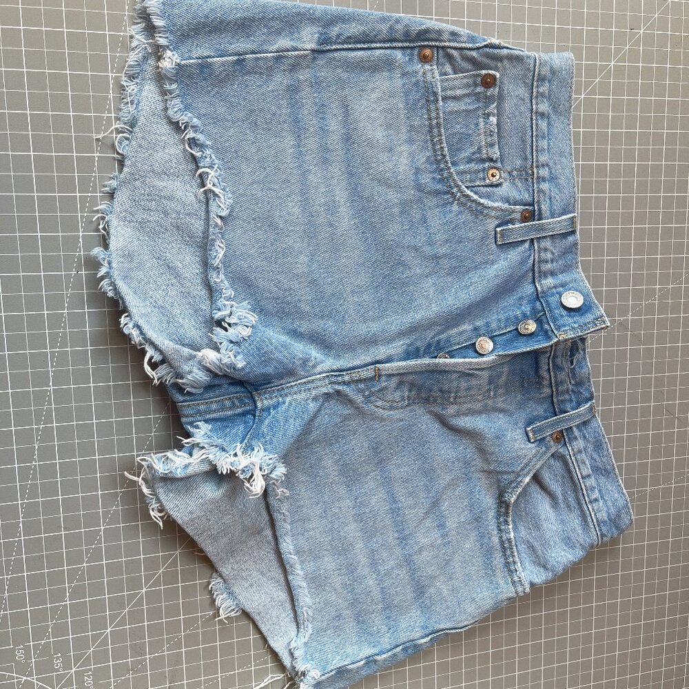 Levi’s 501 shorts new without tag. Size 28
